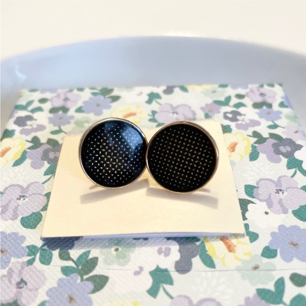 CLASSIC STUD EARRINGS